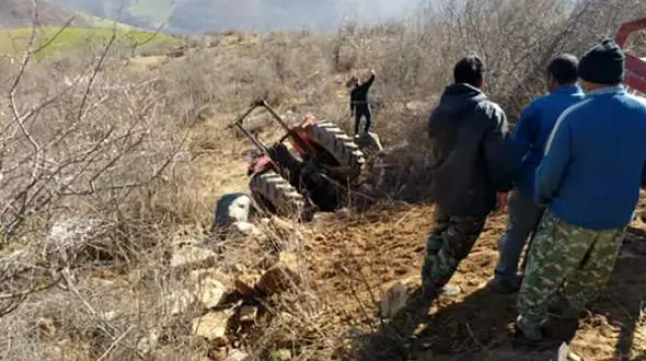 مرگ تلخ راننده تراکتور در سقوط در دره + عکس