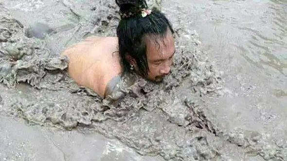 حمام کردن در گدازه های آتشفشان + عکس