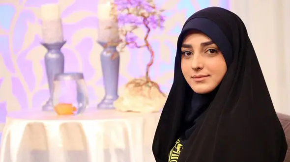 مانتوی روزانه ستاره سادات قطبی با طرح توت فرنگی