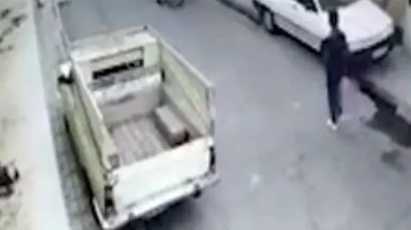 فیلم لحظه زورگیری از پسر مشهدی در خیابان خلوت + عکس