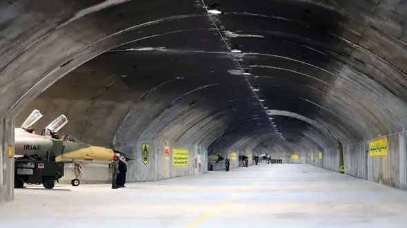 عقاب ۴۴ یک پایگاه زیرزمینی با باند پروازی/ هیچ بمبی به عقاب نخواهد رسید