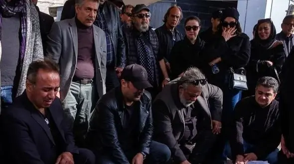 فیلم / گریه‌های جگرسوز مصطفی زمانی و حسن پورشیرازی موقع نماز میت خواندن همایون ارشادی+ تصاویر حاشیه‌ای از حضور  لیلابلوکات، فرهاد آئیش و سیروش مقدم