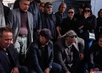 فیلم / گریه‌های جگرسوز مصطفی زمانی و حسن پورشیرازی موقع نماز میت خواندن همایون ارشادی+ تصاویر حاشیه‌ای از حضور  لیلابلوکات، فرهاد آئیش و سیروش مقدم