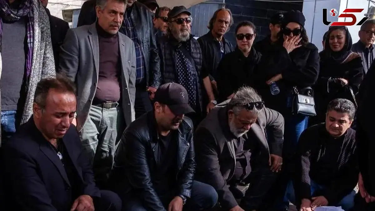 فیلم / گریه‌های جگرسوز مصطفی زمانی و حسن پورشیرازی موقع نماز میت خواندن همایون ارشادی+ تصاویر حاشیه‌ای از حضور  لیلابلوکات، فرهاد آئیش و سیروش مقدم