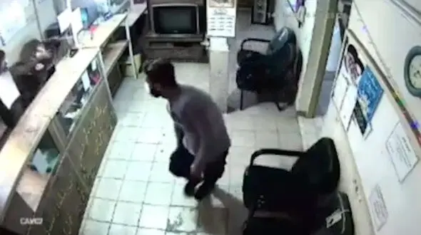 بازداشت زورگیران گستاخ از خانم منشی در آموزش رانندگی اراک ! + فیلم صحنه سرقت