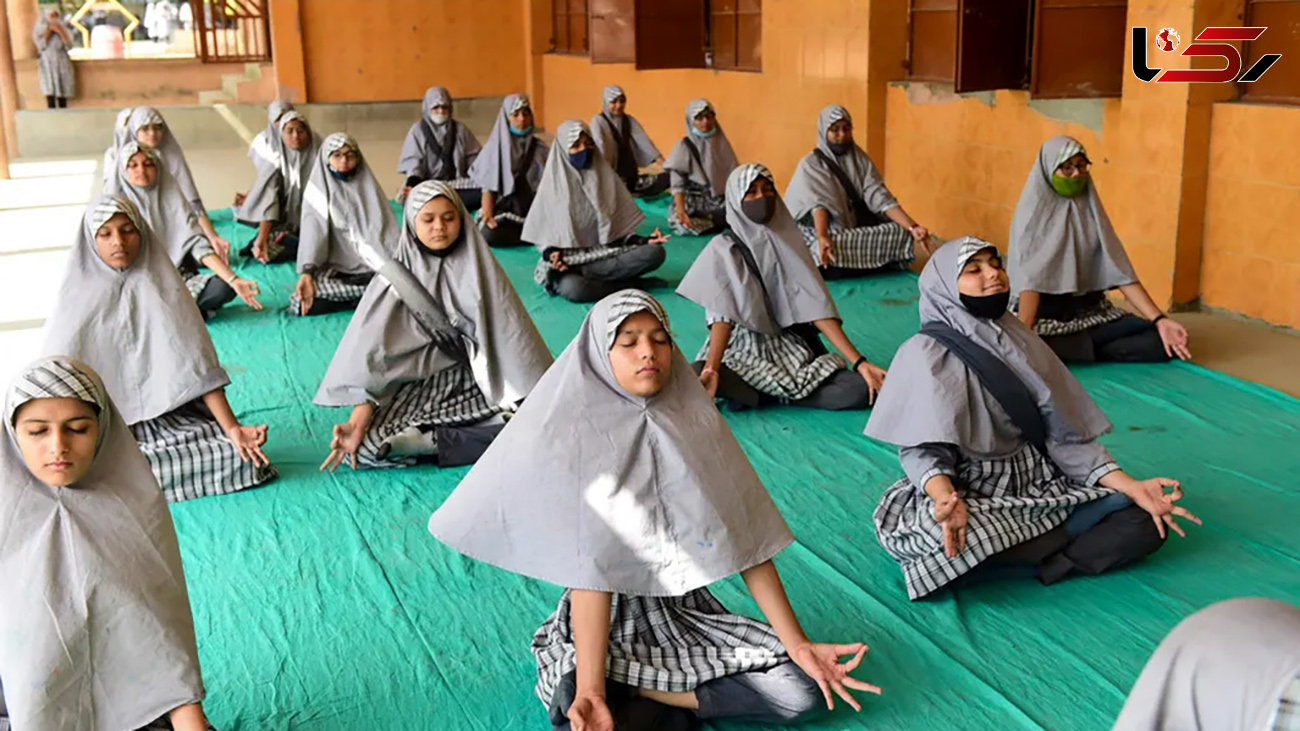 تمرین یوگا برای دانش آموزان هند + عکس