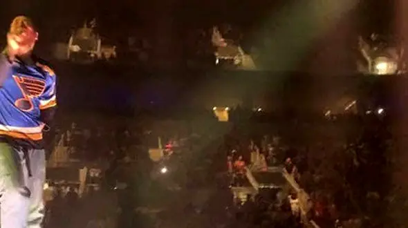 حادثه عجیب برای خواننده معروف روی استیج + فیلم