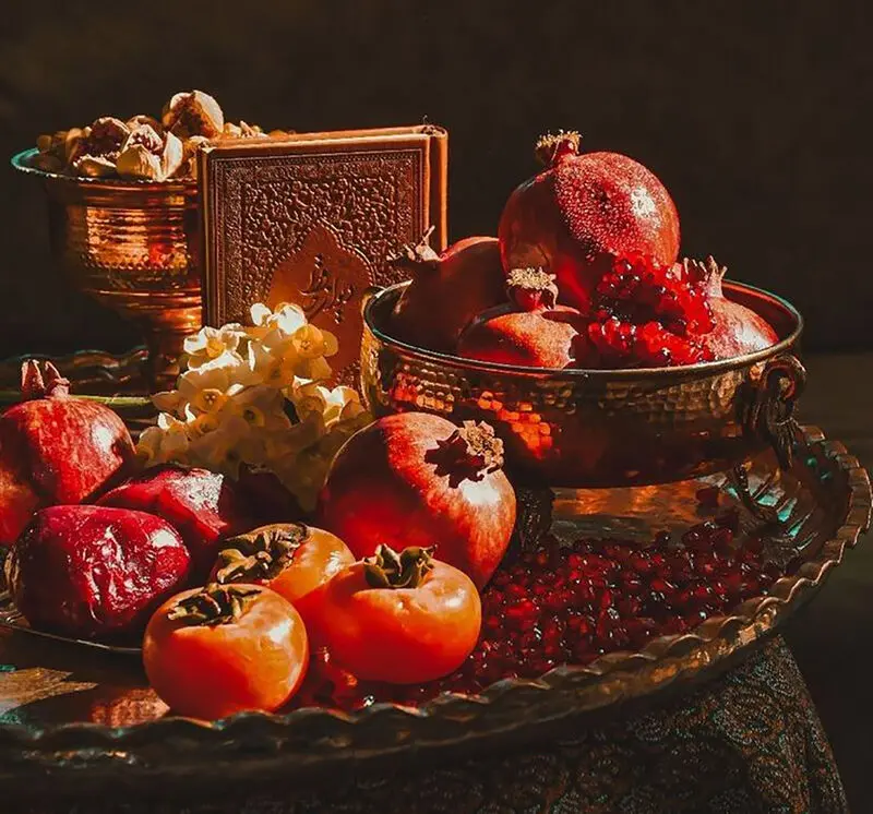 تزیین سفره یلدا با برگ پاییزی<p> </p>