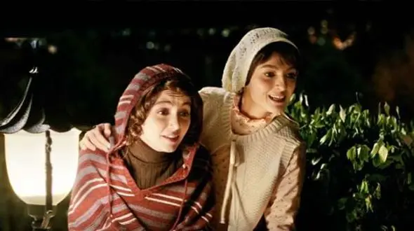 حضور مهسا حجازی با گریم و استایل شیرین نجات در کنسرت رضا قربانی / از سربند طرح‌دار و پیراهن یقه‌دار تا روسری پترن‌دار و کیف دوشی آبی