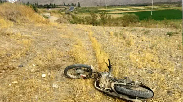 برخورد سمند با موتورسیکلت در میانه یک قربانی گرفت