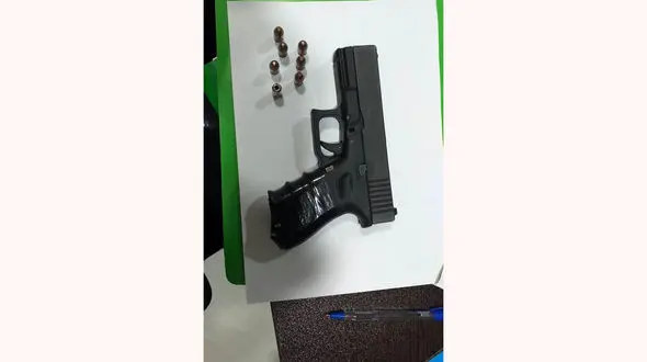 دستگیری مردی پتوفروش که با کلت کمری مشتری راه می انداخت + عکس/ آبادان