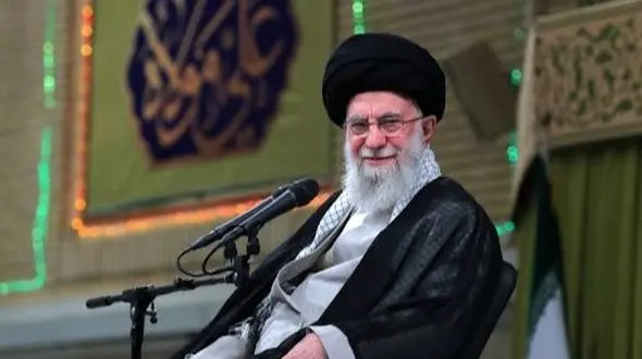 فیلم/ خنده رهبر انقلاب به شعر جوان مجرد: خروس با مرغ است / شده ام از خروس هم بدتر