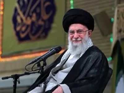 فیلم/ خنده رهبر انقلاب به شعر جوان مجرد: خروس با مرغ است / شده ام از خروس هم بدتر