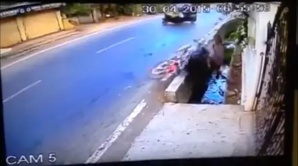 تصادف وحشتناک موتور سوار با سه چرخه + فیلم