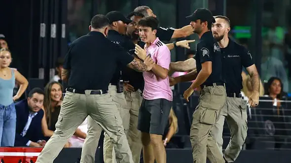 وحشت بکام و همسرش از حمله به مسی! + عکس