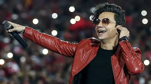 فیلم آواز شاد / توی کنسرت ابراهیم زاده طرفدارش ویلچریه بزور پا میشه وای میسته ولی کو محل