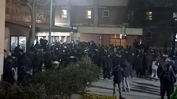 کیهان: جفنگ نگویید، لباس شخصی‌ها ربطی به قتل دانشجو ندارند 