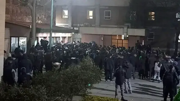 کیهان: جفنگ نگویید، لباس شخصی‌ها ربطی به قتل دانشجو ندارند 