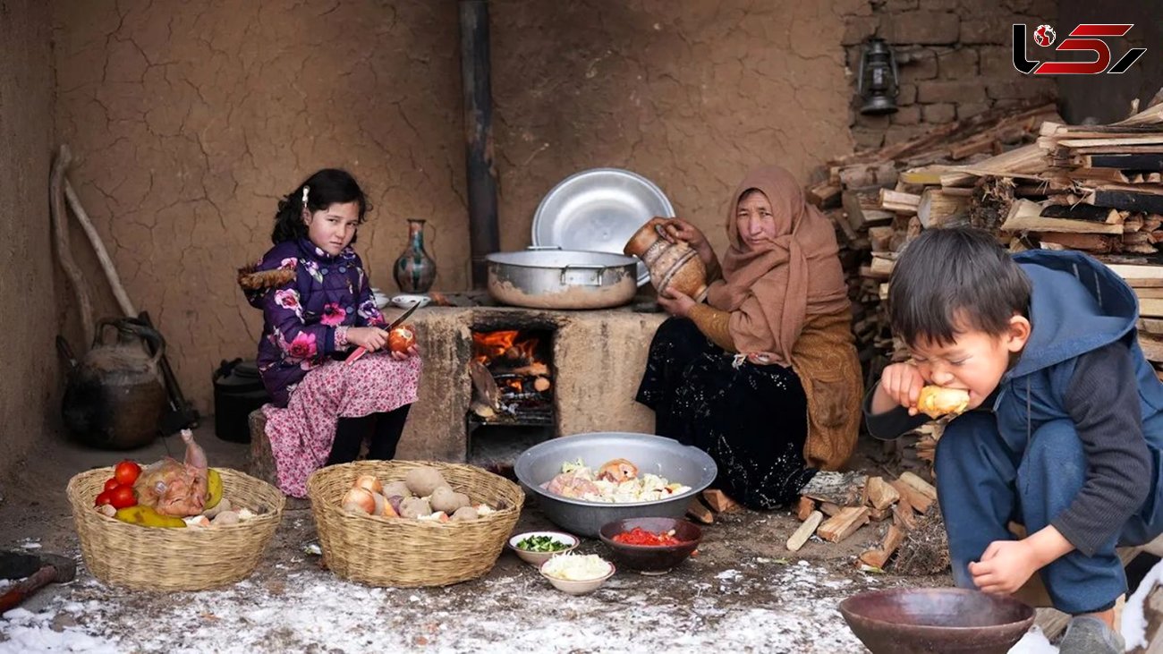 فیلم/ فرآیند پخت یک غذای محلی با مرغ و گل کلم به روش مادر و دختر روستایی افغان 