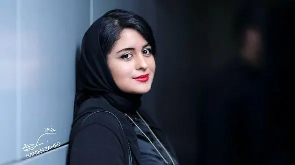 استایل منحصربفرد فاطیما بهارمست در حال عکاسی از طبیعت زیبای بهاری با عینک خاص و کلاسیک