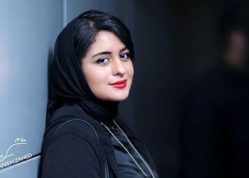 استایل منحصربفرد فاطیما بهارمست در حال عکاسی از طبیعت زیبای بهاری با عینک خاص و کلاسیک