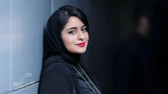 استایل منحصربفرد فاطیما بهارمست در حال عکاسی از طبیعت زیبای بهاری با عینک خاص و کلاسیک
