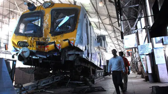  60 کشته در حادثه خروج قطار از ریل در هند + فیلم و عکس