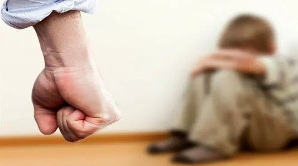 ناپدری سنگدل بابلی دختر و پسر زنش را با آتش سیگار می سوزاند