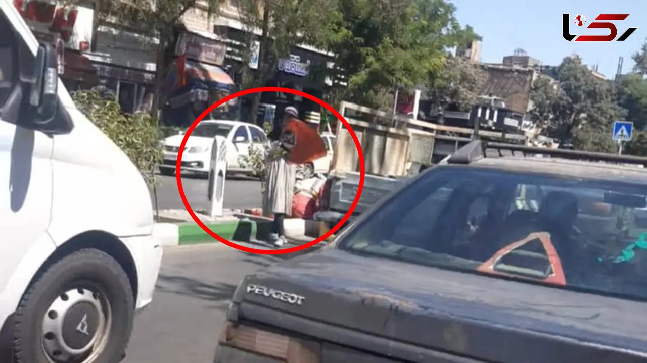 زنانی که کنار خیابان پرچم در دست می گیرند تا نان خانواده را تامین کنند / روایت کارگران فضای سبز در شهر مشهد