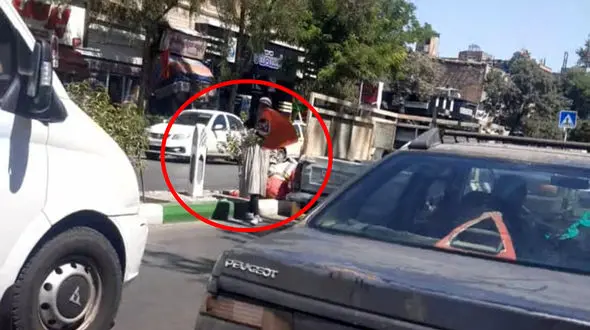 زنانی که کنار خیابان پرچم در دست می گیرند تا نان خانواده را تامین کنند / روایت کارگران فضای سبز در شهر مشهد