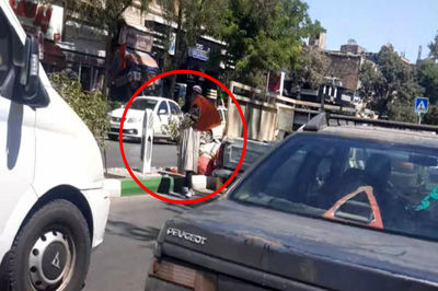 زنانی که کنار خیابان پرچم در دست می گیرند تا نان خانواده را تامین کنند / روایت کارگران فضای سبز در شهر مشهد