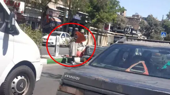 زنانی که کنار خیابان پرچم در دست می گیرند تا نان خانواده را تامین کنند / روایت کارگران فضای سبز در شهر مشهد
