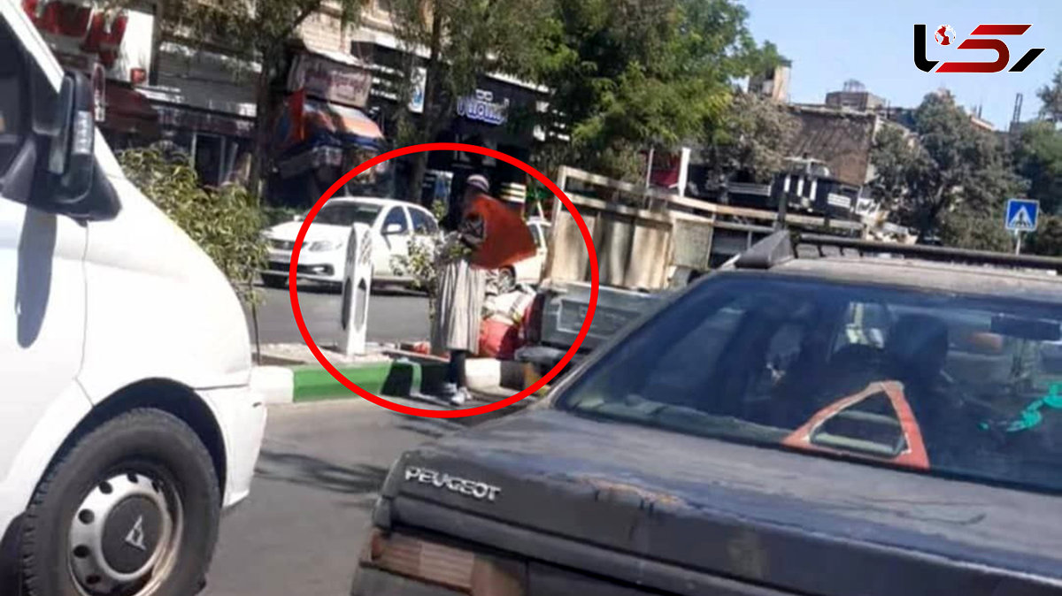 زنانی که کنار خیابان پرچم در دست می گیرند تا نان خانواده را تامین کنند / روایت کارگران فضای سبز در شهر مشهد