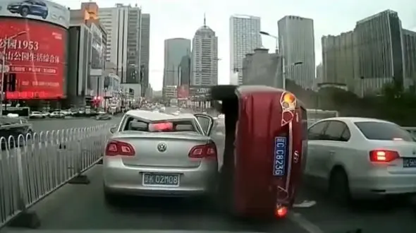 فیلم لحظه پرواز خودروی لوکس را ببینید / روی سقف یک ماشین فرود آمد