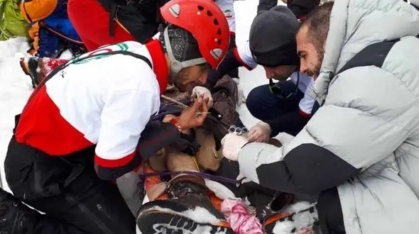 نخستین عکس از نجات مصدوم سقوط بهمن در توچال