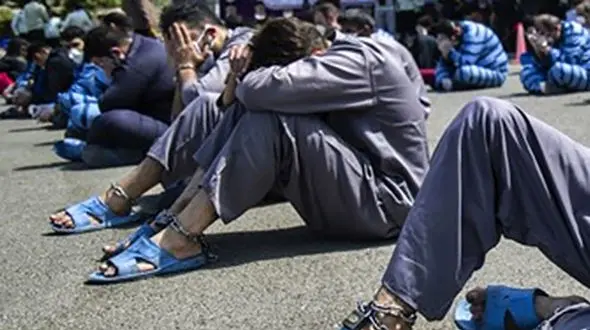 قاتلان و تبهکاران خشن تهران در حیاط آگاهی / اینجا بازار خلافکاران است + تصاویر