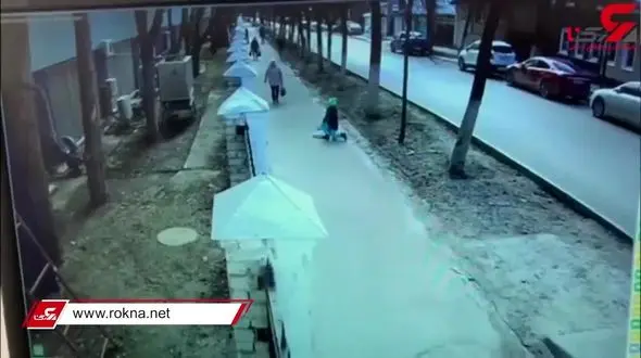 سرقت عجیب و راحت از یک دختر در ایستگاه اتوبوس + فیلم 