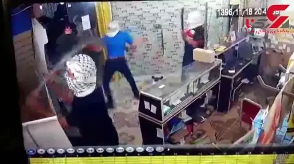 حمله سارقان با تبر به نمایندگی ایرانسل + فیلم