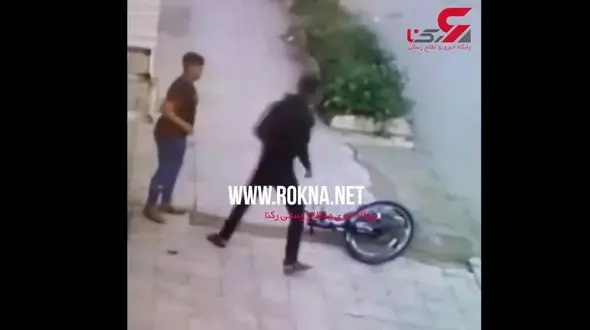 لحظه زورگیری از یک نوجوان اهوازی در روز روشن با تهدید چاقو +فیلم