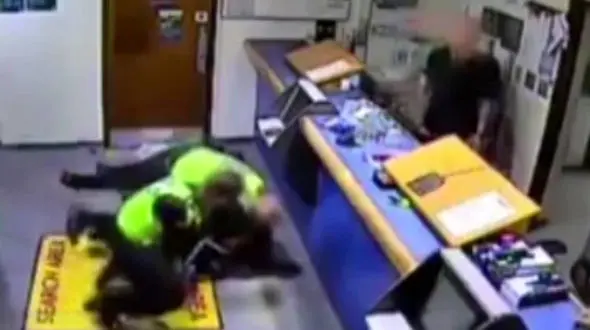 لحظه حمله فرد دستگیر شده به پلیس + فیلم