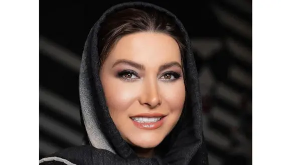 عکس لباس زننده  فریبا نادری در تابستان! / حاشیه با مانتوی جلو باز خانم بازیگر !