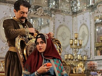 فیلم /  لحظه دیدنی از اولین دیدار عاشقانه ناصرالدین شاه با جیران بانو در دربار شاهی/ فقط عاشقانه را ببینید