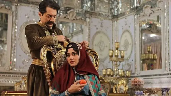فیلم /  لحظه دیدنی از اولین دیدار عاشقانه ناصرالدین شاه با جیران بانو در دربار شاهی/ فقط عاشقانه را ببینید