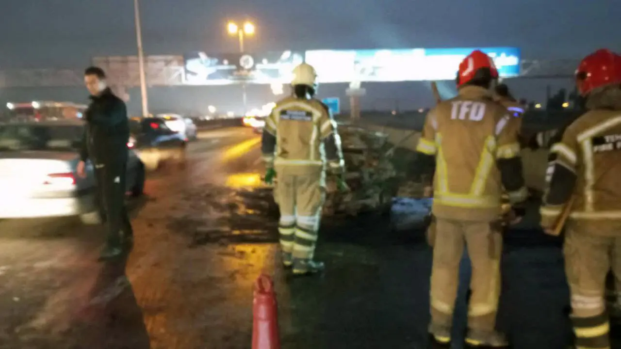 آتش سوزی هولناک پراید در اتوبان قم/ هر ۳ نفر زنده زنده سوختند