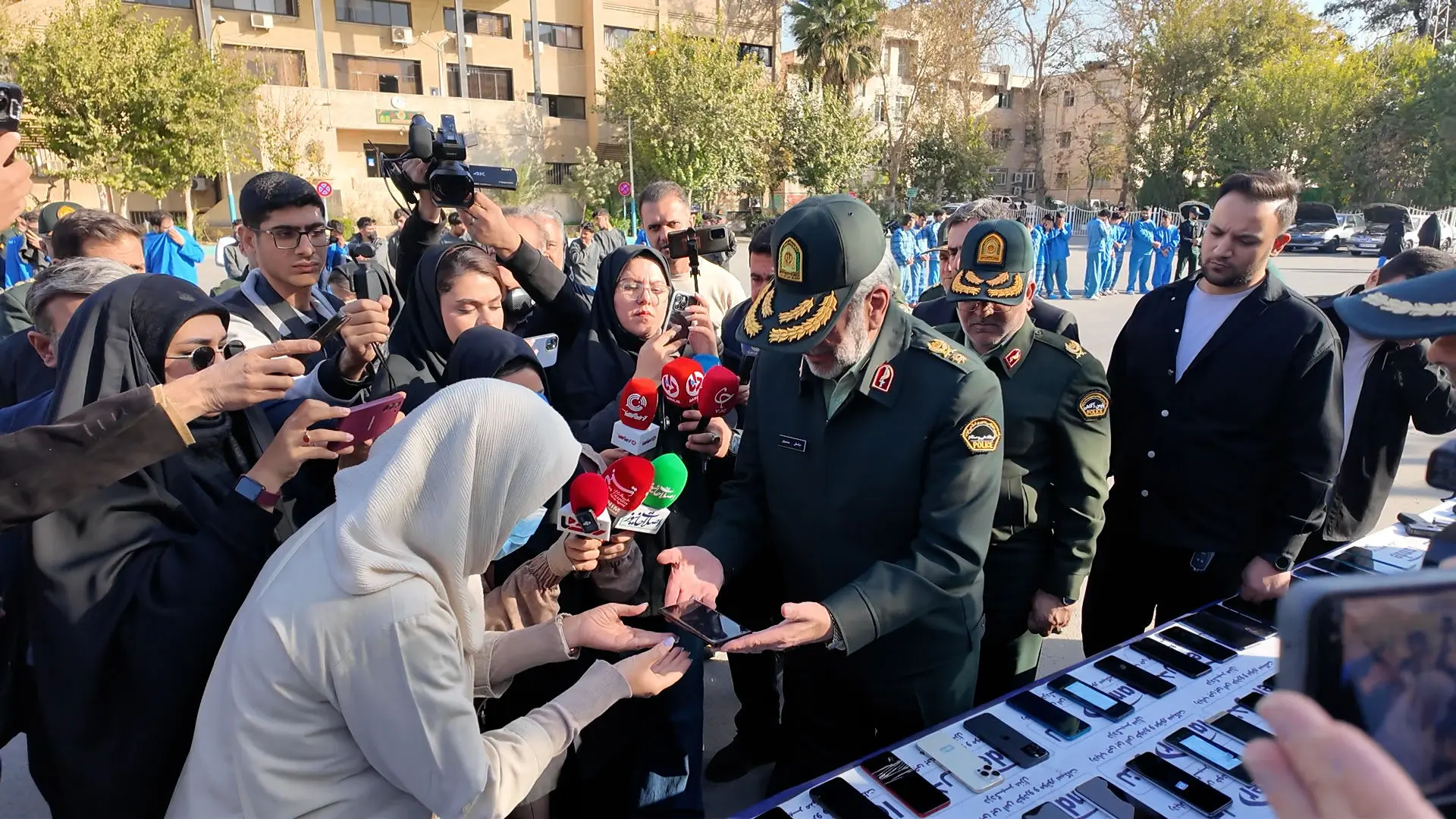 فیلم مواجهه حضوری زن سرطانی با دزدان موبایلش و اقدام تحسین برانگیز سردار محمدیان