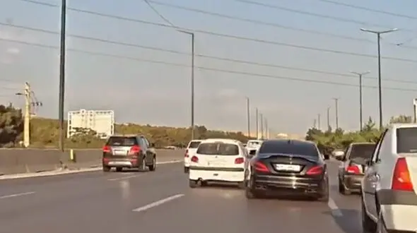 ببینید / پرتاب شدن راننده از خودرو 