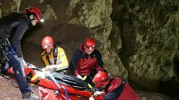 کشف جنازه مردانه در کوه صفه اصفهان + عکس