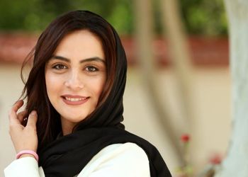 عکس/ تولد لاکچری و اروپایی مارال فرجاد در کافه شیک خارج از کشور با کیک توت فرنگی خوشگل و خوشمزه