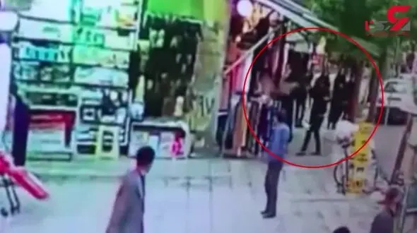 فیلم لحظه شلیک به مادر و دختر دربازار اسلام آباد غرب 
