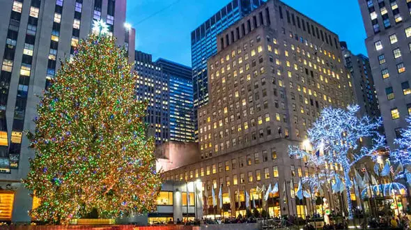 ببینید / سقوط فاجعه از آسمان؛ توپ غول‌پیکر درخت کریسمس شهر را بهم ریخت!